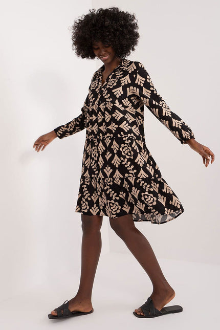 Robe casual fleurie noire midi à manches longues, parfaite pour un look quotidien élégant et confortable.