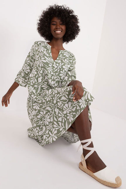 Robe d'été verte fleurie midi évasée avec manches courtes idéale pour une soirée casual ou balade sur la plage.