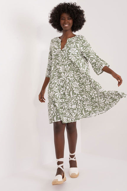 Robe d'été verte à motif floral, style évasé et midi, parfaite pour un look bohème et décontracté lors d'événements en plein air ou de sorties décontractées.