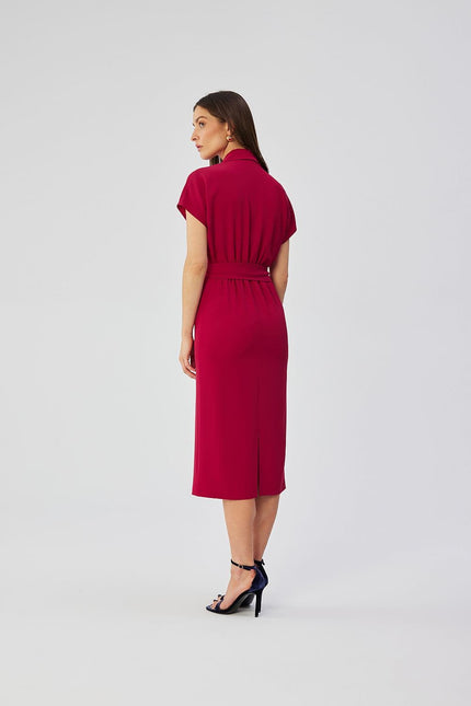 Robe cocktail rouge midi chic avec manches courtes et ceinture pour événement élégant et soirée formelle.