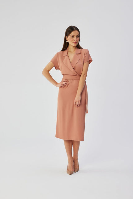 Robe cocktail chic terracotta midi avec manches courtes et col en V, idéale pour une soirée élégante ou un événement spécial.