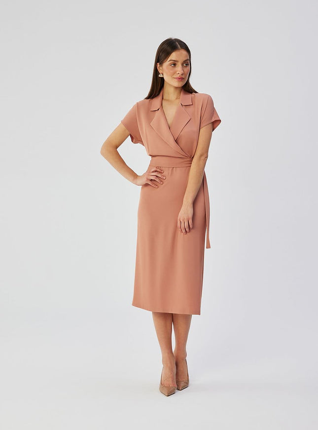 Robe cocktail chic terracotta midi avec manches courtes et col en V, idéale pour une soirée élégante ou un événement spécial.