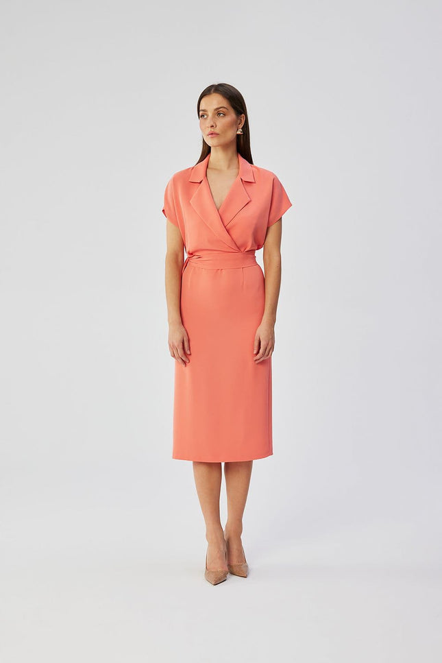 Robe cocktail rose midi droite sans manches pour soirée élégante et féminine.