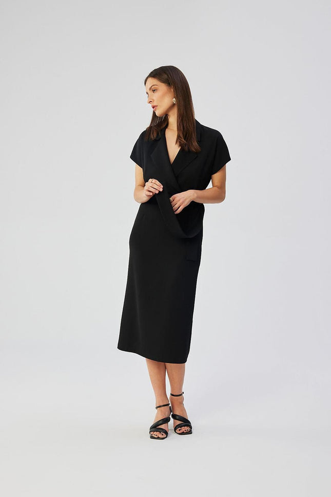 Robe de soirée chic noire midi moulante avec manches courtes, idéale pour un cocktail ou un événement formel.