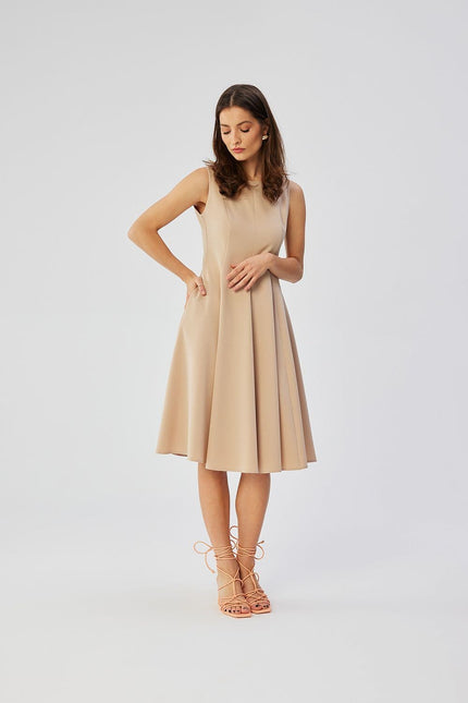 Robe cocktail beige midi évasée sans manches pour soirée élégante et chic. Parfaite pour événements formels ou célébrations de jour.