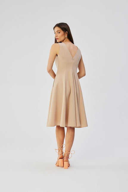 Robe cocktail beige midi évasée sans manches pour soirée chic et élégante.