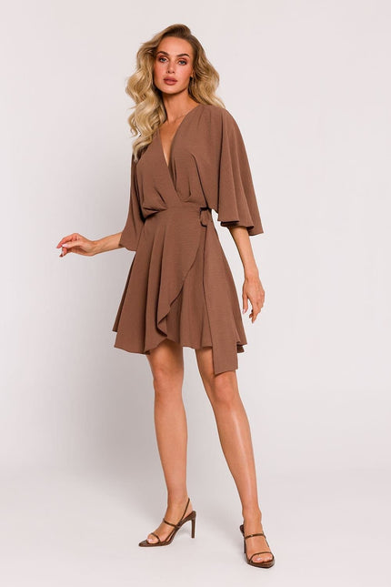 Robe cocktail marron courte avec manches mi-longues, style drapé et décolleté en V pour élégance et confort.