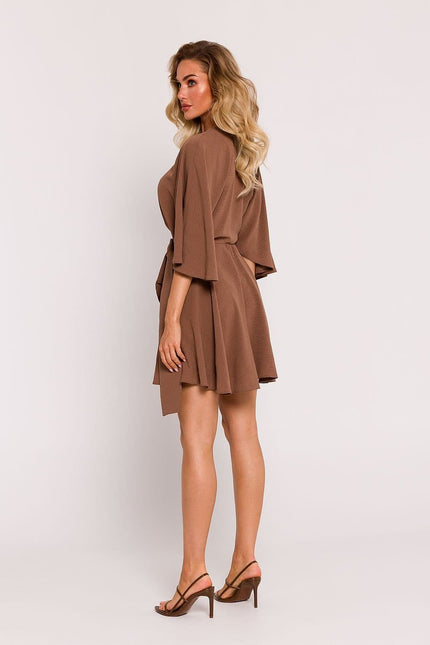 Robe cocktail marron courte chic avec manches courtes et silhouette droite, parfaite pour une soirée élégante.