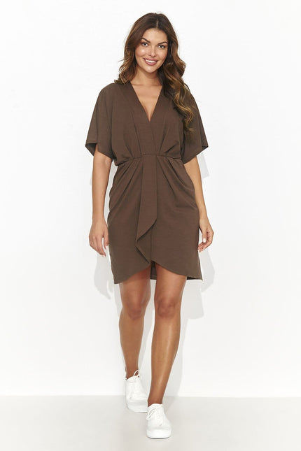 Robe cache-cœur chic marron courte avec manches courtes idéale pour cocktail ou soirée, silhouette droite et décolleté plongeant.