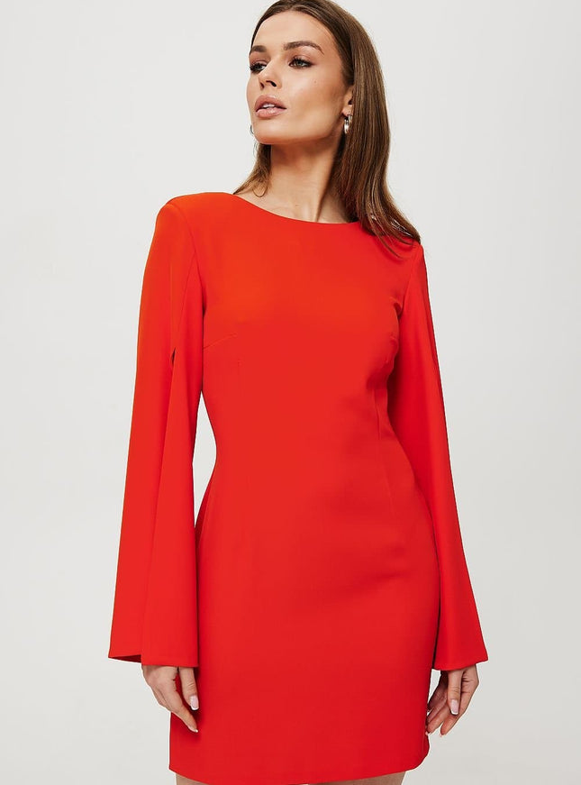 Robe cocktail rouge courte à manches longues et dos simple pour une allure chic et élégante lors d'événements.