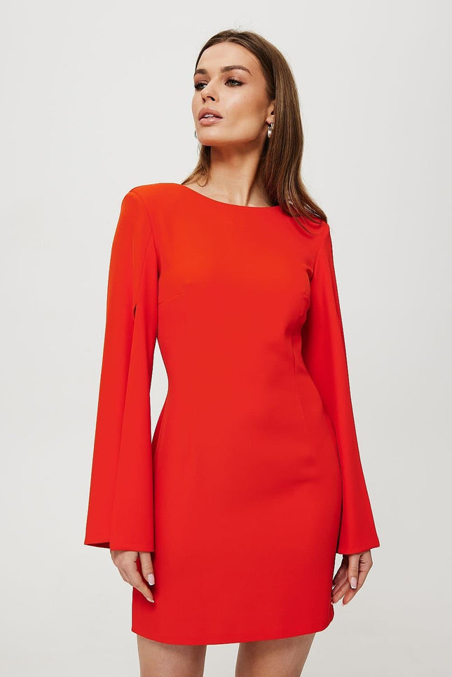 Robe cocktail rouge courte à manches longues et dos simple pour une allure chic et élégante lors d'événements.