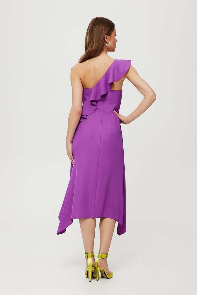 Robe cocktail asymétrique violette midi avec volant, idéale pour soirée chic ou événement formel, élégante et tendance.