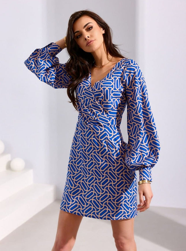 Robe de cocktail bleue et blanche à manches longues, style chic et moulante, longueur courte pour soirées et événements élégants.