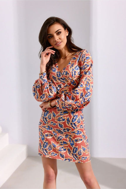 Robe de cocktail terracotta à motif feuilles, manches longues et coupe droite, idéale pour un évènement chic et tendance.