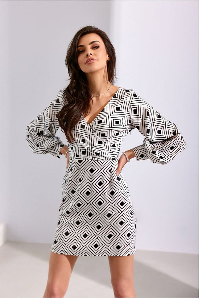 Robe courte à manches longues et motif vintage pour soirée chic ou cocktail, silhouette droite et décolleté en V.