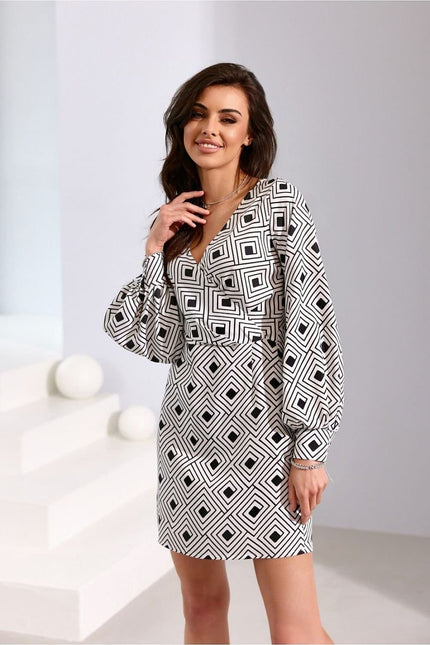 Robe courte vintage noire et blanche à motif géométrique, manches longues, idéale pour cocktail ou soirée.