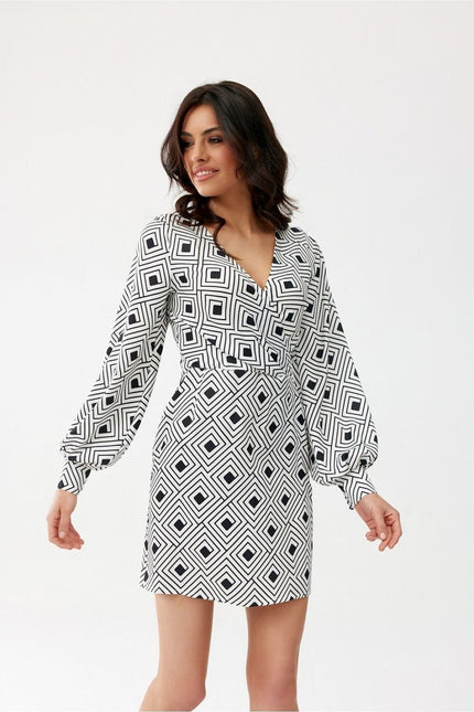 Robe courte vintage à motif géométrique noire et blanche avec manches longues pour soirée ou cocktail chic.