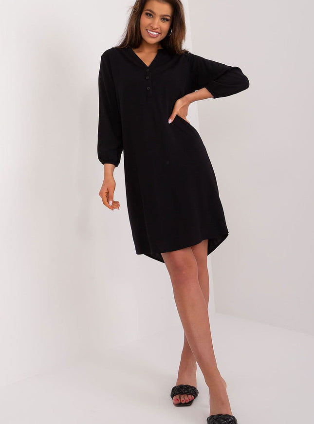 Robe noire, style simple et chic, coupe droite, avec manches longues, idéale pour cocktail ou soirée, longueur courte.