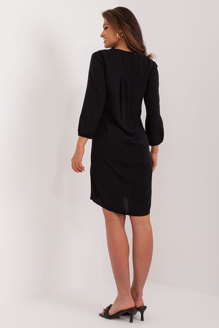 Robe noire droite à manches longues pour soirée chic, longueur midi, silhouette élégante, parfaite pour cocktail ou événement formel.