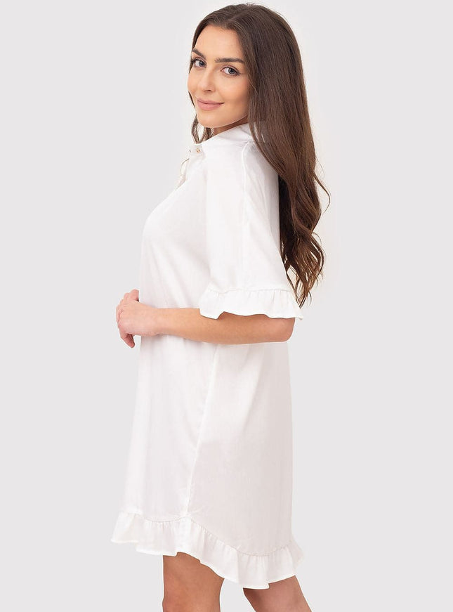 Robe chemise blanche casual courte à manches courtes et col classique, idéale pour une tenue décontractée quotidienne.