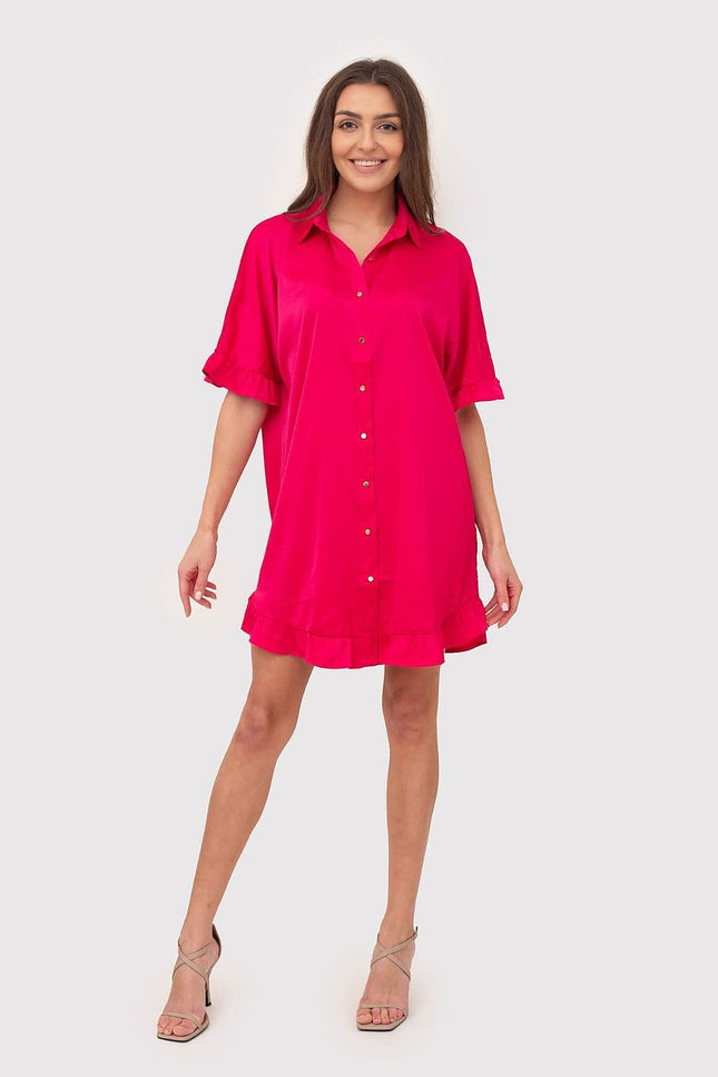 Robe rouge courte casual idéale pour l'été, à manches courtes et col chemise, parfaite pour un look décontracté.