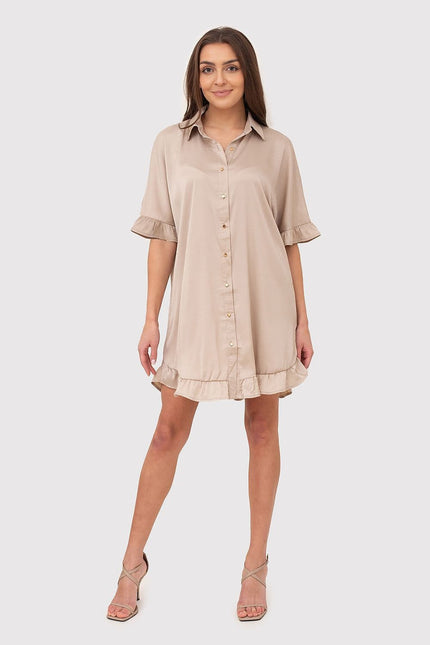 Robe chemise boutonnée beige casual mi-longue à manches courtes et col classique, idéale pour look quotidien élégant.