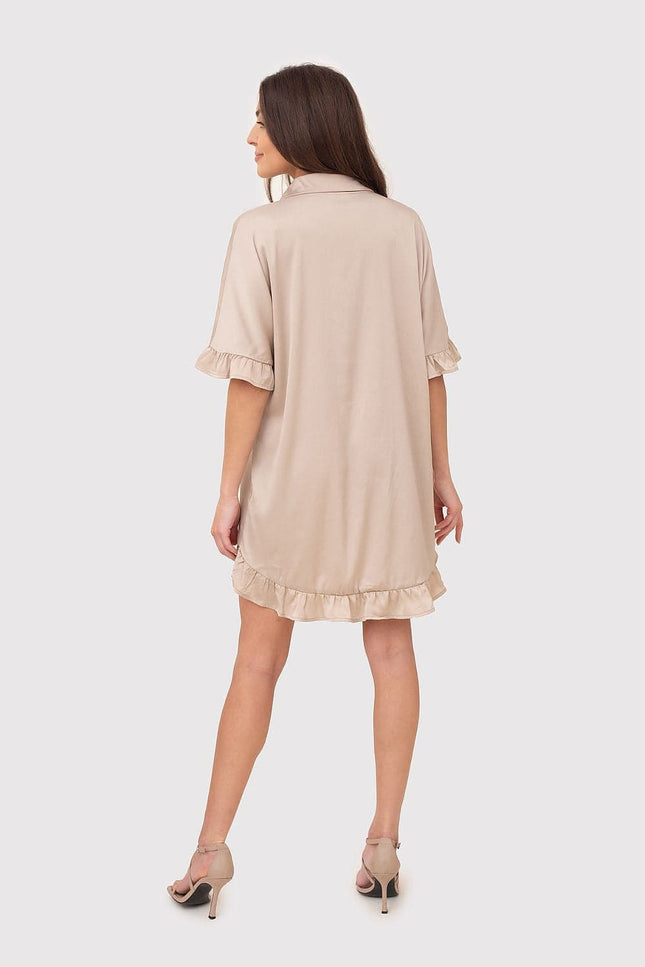 Robe chemise boutonnée beige courte et chic avec manches courtes et finition volantée pour un look casual et féminin.