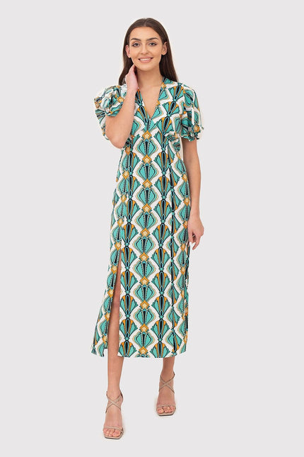 Robe d'été fleurie à manches courtes et longueur midi, idéale pour une sortie décontractée ou un événement estival.