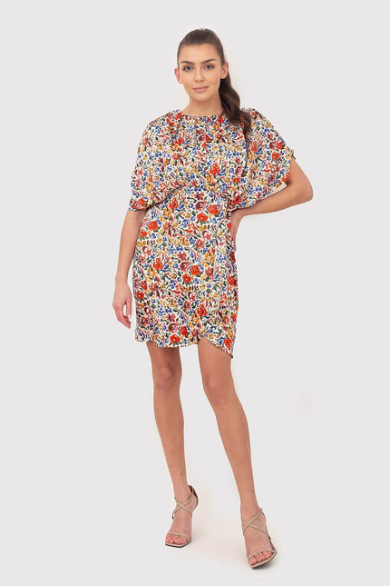 Robe fleurie courte à manches courtes idéale pour un look estival décontracté, parfaite pour une sortie plage ou une journée ensoleillée.