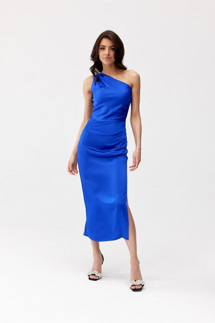 Robe soirée chic bleue longue sans manches, idéale pour événements élégants, silhouette droite avec un côté épaule dénudée.