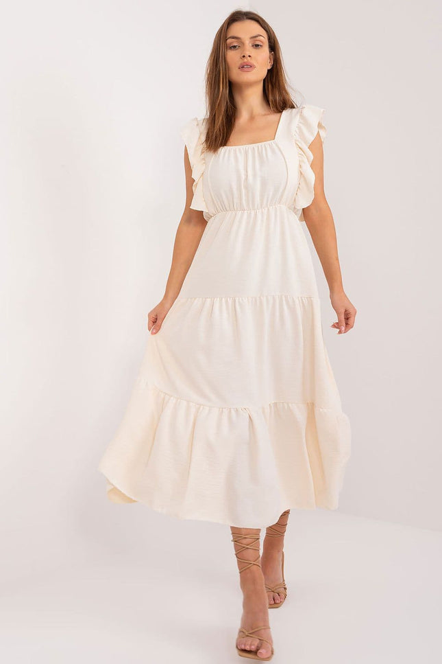 Robe blanche d'été midi avec épaules dénudées, style bohème chic, idéale pour occasions décontractées ou célébrations en plein air.