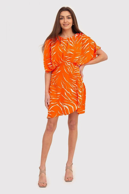 Robe d'été orange courte à manches courtes pour femme, style casual et élégant, idéale pour les sorties ensoleillées et les occasions décontractées.