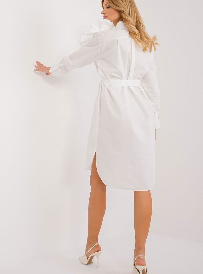 Robe chemise blanche élégante avec manches longues et ceinture, style casual chic, idéale pour le travail ou une sortie quotidienne.