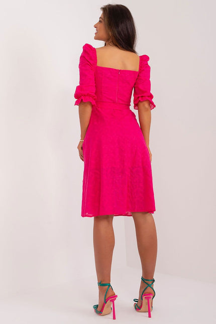 Robe soirée chic rose midi évasée avec manches bouffantes pour cocktail ou événement élégant.