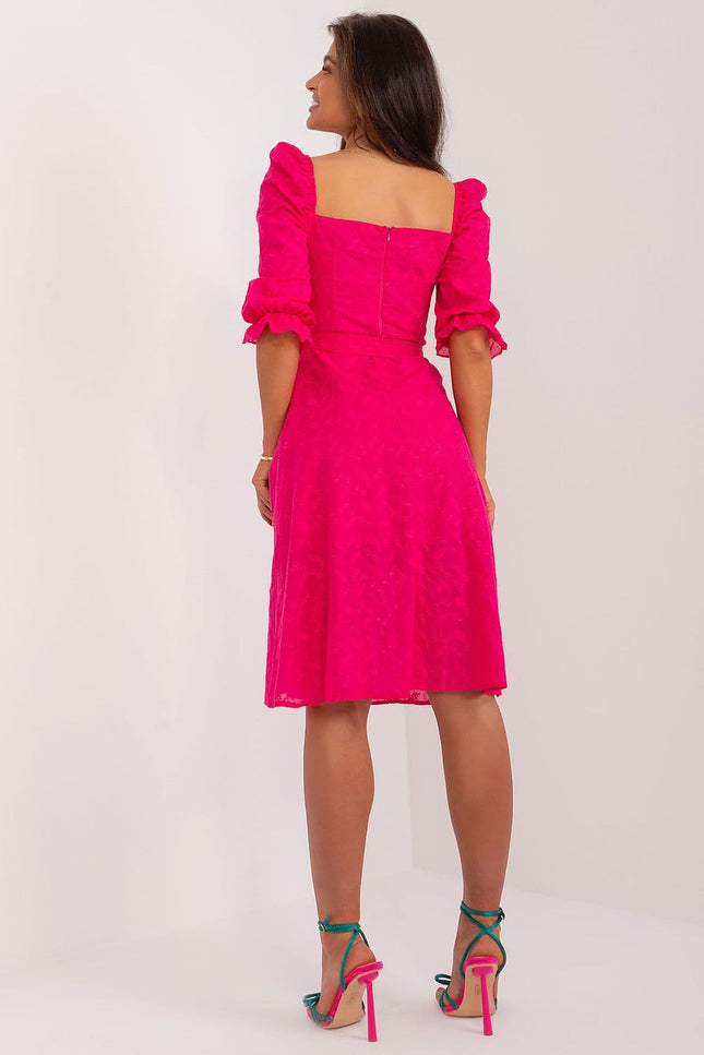 Robe soirée chic rose midi évasée avec manches bouffantes pour cocktail ou événement élégant.