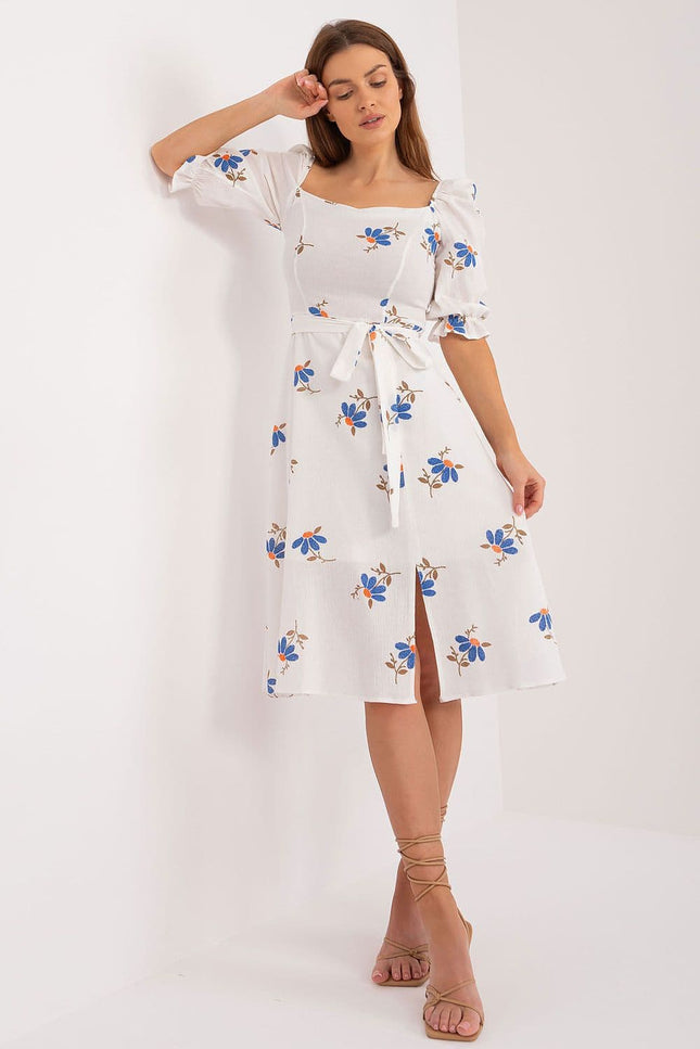 Robe fleurie blanche midi d'été à manches courtes, idéale pour un look casual ou plage.