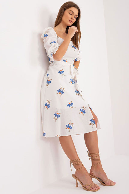 Robe fleurie blanche midi d'été à manches courtes, style bohème et décontractée, parfaite pour sortie en journée ou plage.