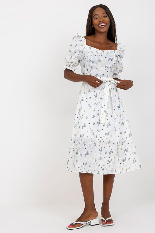 Robe bohème fleurie blanche midi avec manches courtes pour été et occasions décontractées, idéale pour invités de mariage ou balades sur la plage.