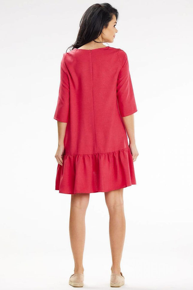 Robe rouge casual mi-longue à manches courtes pour sortie décontractée ou quotidien, silhouette droite avec ourlet à volant.