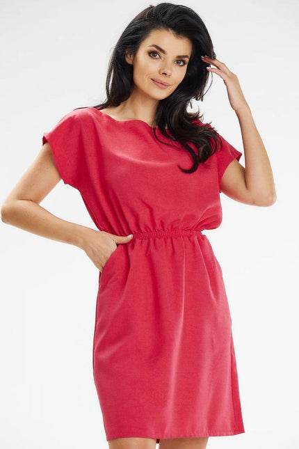 Robe rouge casual midi sans manches, idéale pour une allure décontractée et moderne, avec une coupe confortable et élégante.