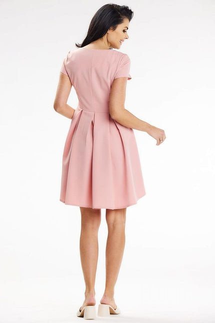 Robe rose courte fluide pour femme avec manches courtes, idéale pour une soirée chic ou un cocktail.