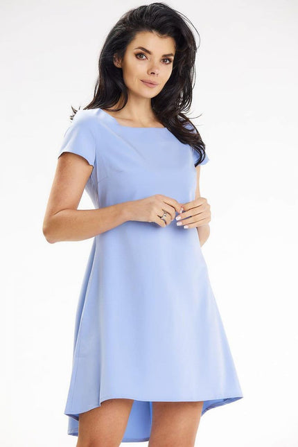 Robe bleue midi simple à manches courtes pour cocktail, coupe droite et fluide, idéale pour une allure élégante.