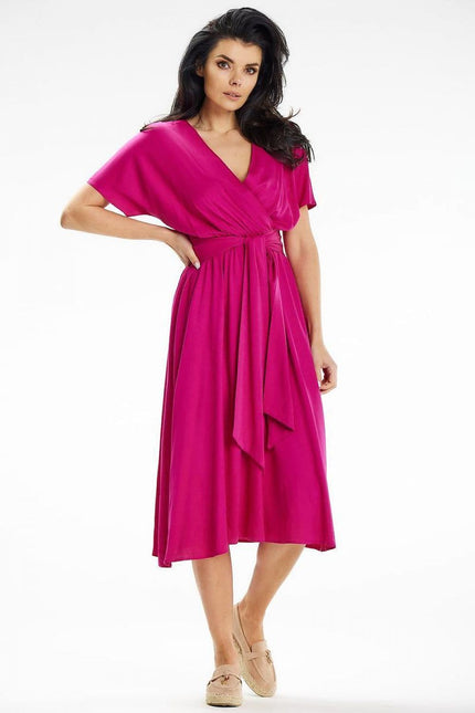 Robe rose midi chic pour soirée, manches courtes et trapèze, idéale pour cocktail ou événement élégant.