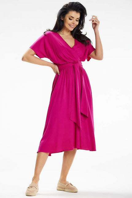 Robe rose midi chic pour soirée, silhouette trapèze avec manches courtes et décolleté en V, idéale pour un événement élégant.