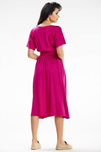 Robe rose midi élégante pour soirée avec manches courtes et silhouette trapèze, idéale pour cocktail ou événement chic.