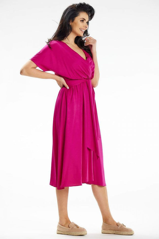 Robe rose midi chic pour soirée, élégante avec manches courtes et décolleté en V, adaptée pour un événement ou cocktail.