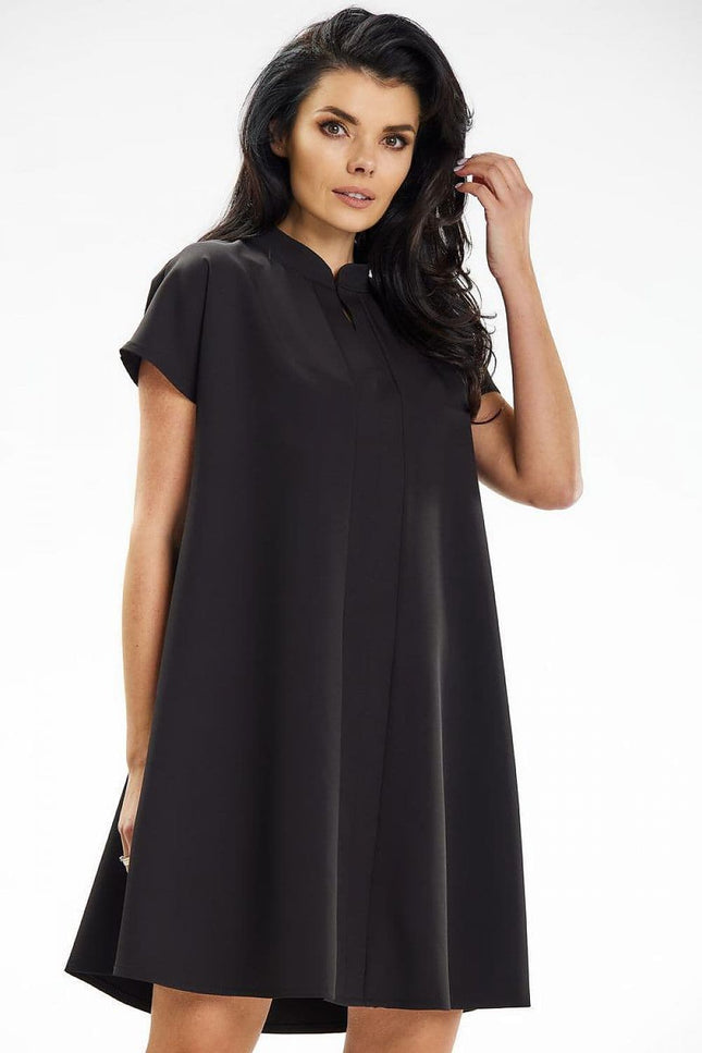 Robe soirée chic noire midi à silhouette moulante et manches courtes, idéale pour cocktail ou événement élégant.