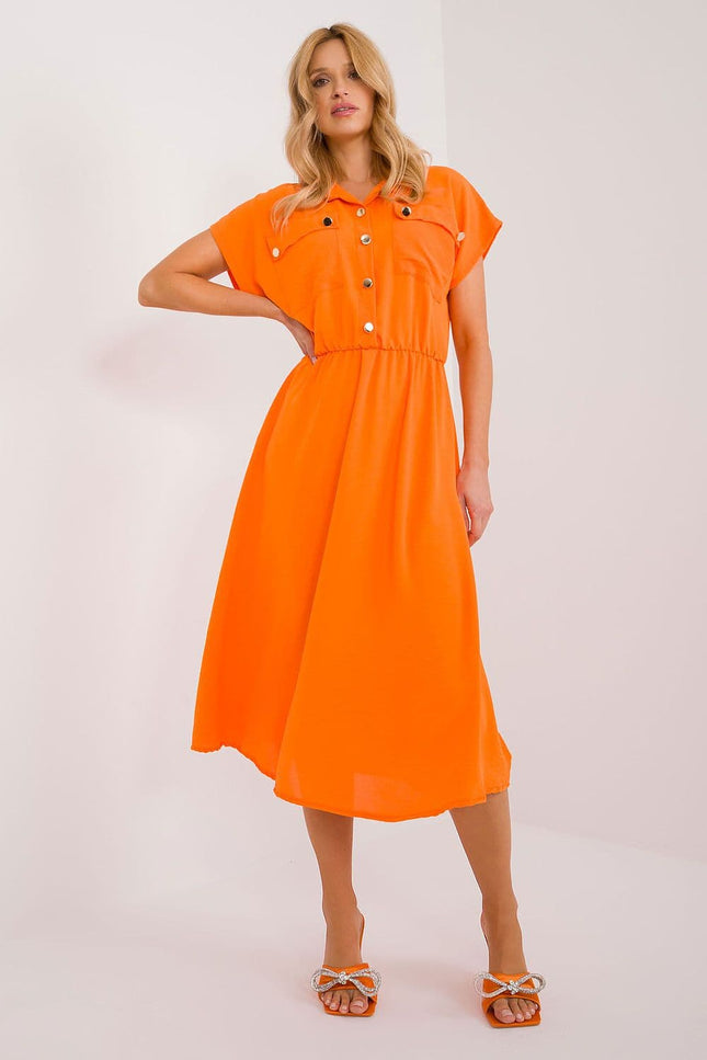 Robe d'été orange midi sans manches coupe droite et col chemise, idéale pour une allure casual et chic.