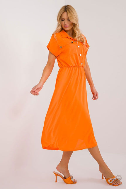 Robe été orange midi sans manches casual pour femmes, style évasé avec boutons devant.