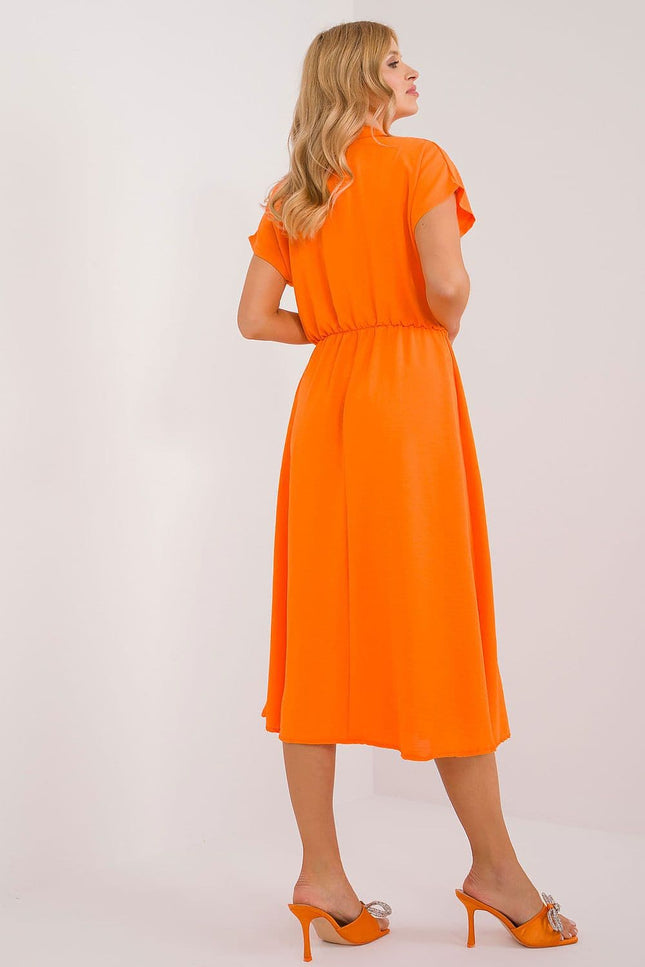 Robe d'été midi orange sans manches, idéale pour look casual ou événements en journée avec un style fluide et confortable.